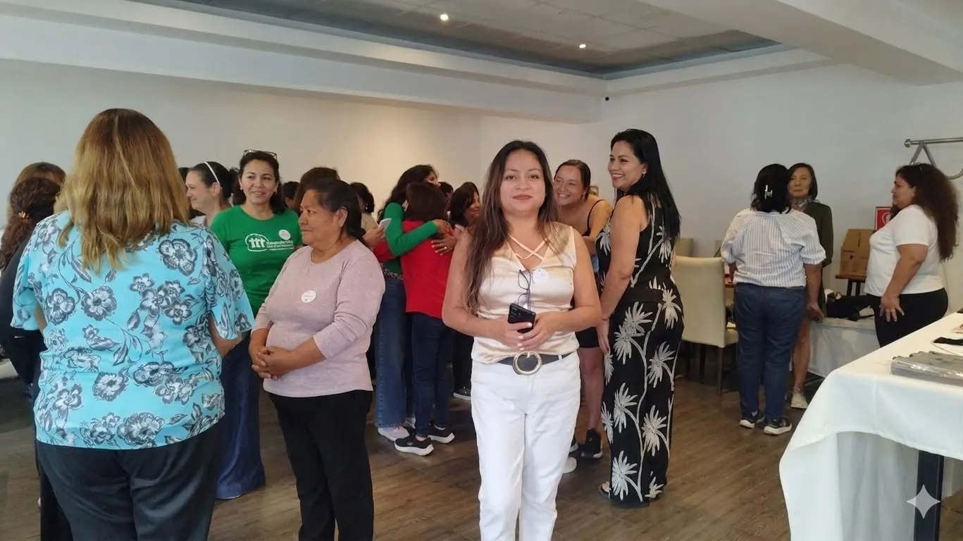 Participantes conversan durante un encuentro de INHOA