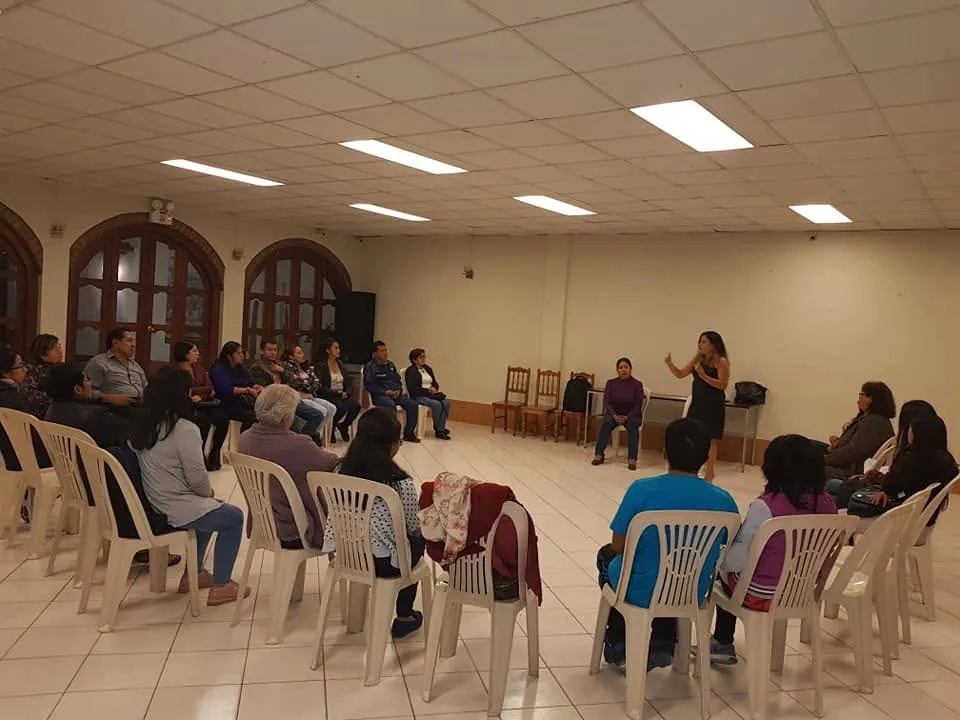Facilitadora comparte una reflexión con participantes en círculo